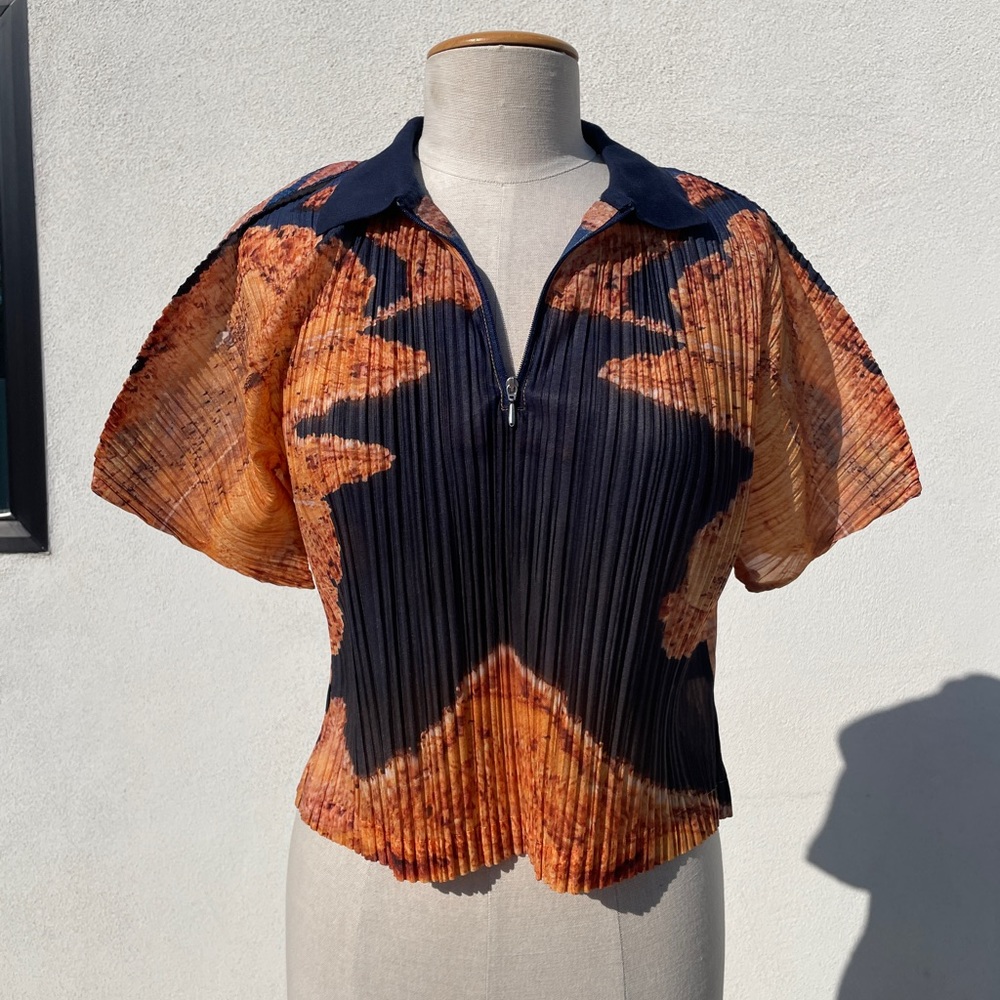 Perks and Mini pleated top size S